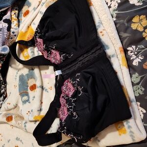CL3-ComfortChoice 38DDD Front Closure Adjustable Straps Black Pink Applique Bra